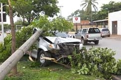 Ontem, sob forte chuva que caiu na Capital, motorista bateu em poste da Beira-Rio: pista estava deslizando 