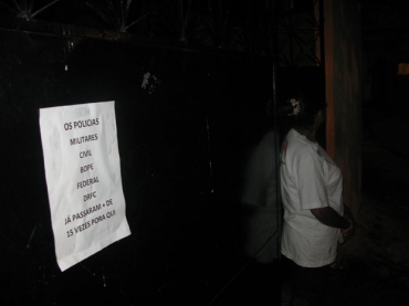 Me do traficante colocou aviso para os policiais na porta de casa