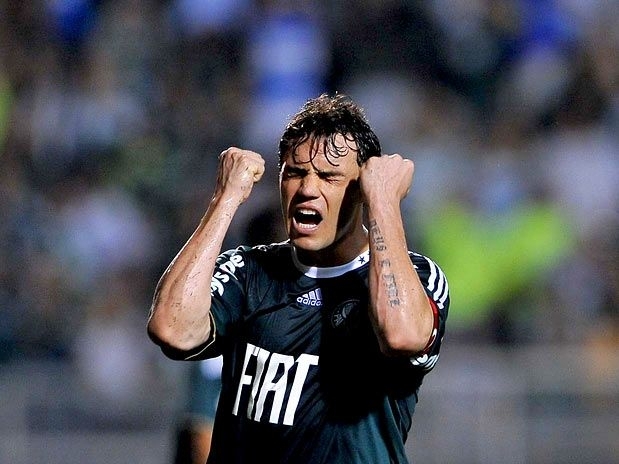 O Palmeiras saiu na frente com um gol de Dinei, mas acabou perdendo para o Flu por 2 a 1