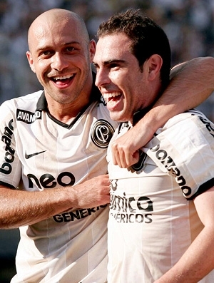 Bruno Csar ( direita) comemora com Alessandro o primeiro gol
