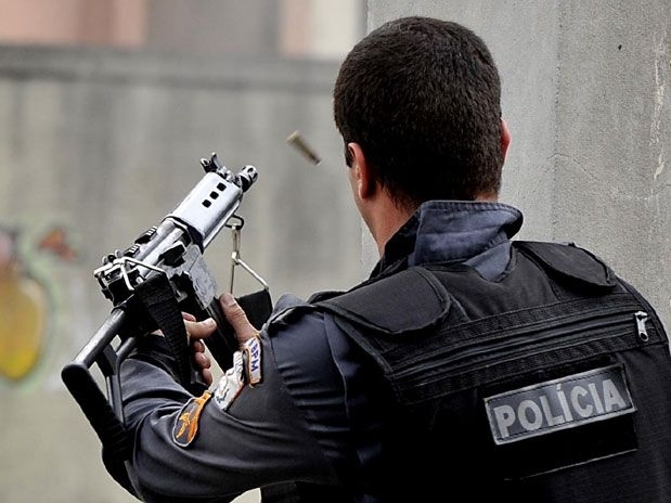 Policial do Bope atira em direo a um grupo de traficantes no complexo de favelas do Alemo