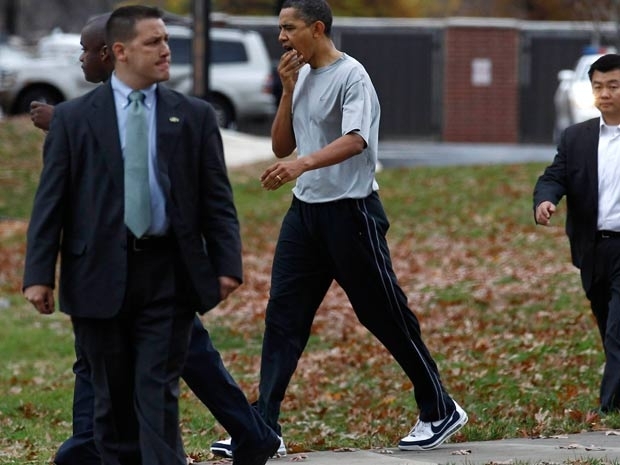 Obama caminha com a mo na boca aps levar pancada durante jogo de basquete