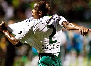 Carlos Alberto festeja o primeiro gol do Gois