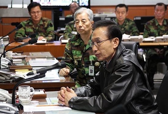 Presidente sul-coreano Lee Myung-Bak se rene com lderes militares em Seul, aps bombardeio do Norte