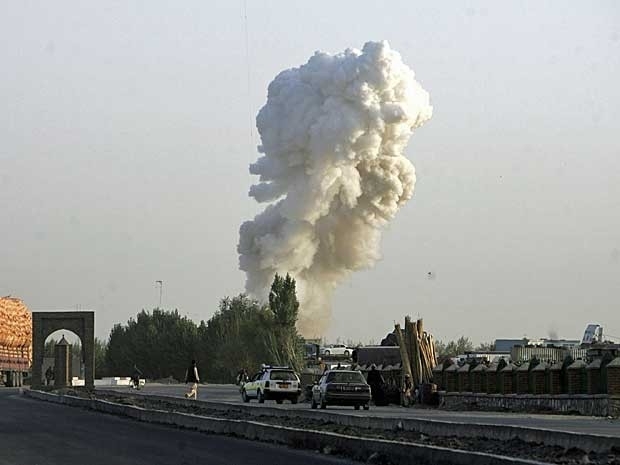 Fumaa durante ataque a escritrio estrangeiro no Afeganisto pde ser vista de longe.