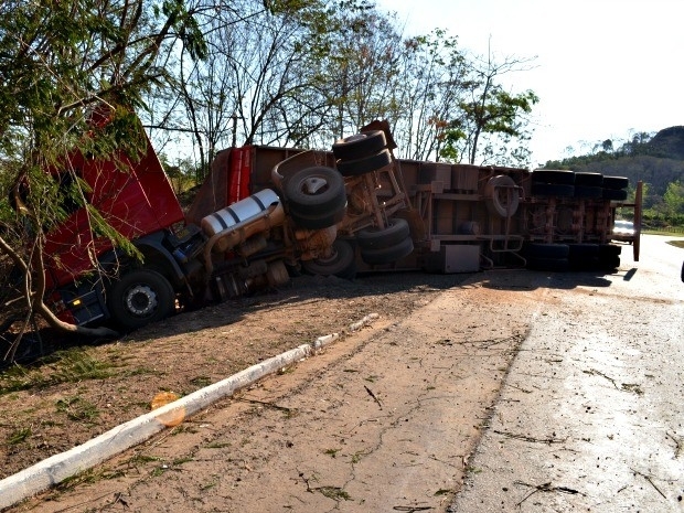 Carreta rombou na sada de Ouro Preto do Oeste, sentido Ji-Paran, em Rondnia