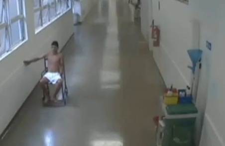 Homem usa cadeira de rodas para sair disfaradamente de hospital
