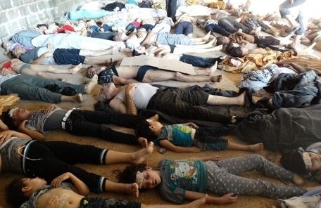Imagem divulgada pela oposio sria mostra dezenas de corpos de crianas e adultos