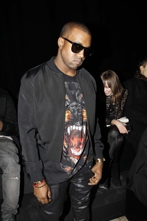 Kanye West com camista de rottweiler