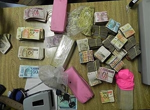 PF apreende 4,6 kg de crack e R$ 90 mil aps abordar veculo na ponte Rio-Niteri; duas pessoas foram presas