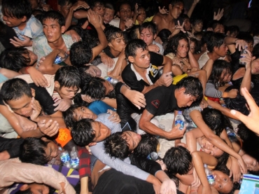 Cambojanos empurram-se durante tumulto sobre ponte na capital, Phnom Penh, nesta segunda-feira (22). 