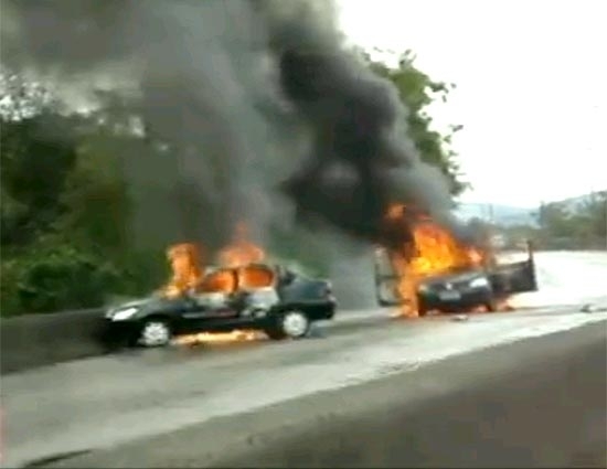 Aps mais um arrasto no Rio de Janeiro, criminosos colocaram fogo em carros na manh desta segunda-feira