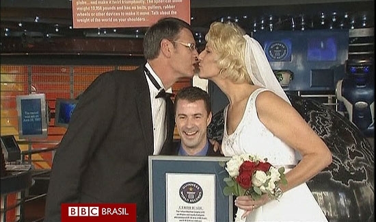 Com 4,07 m, casal californiano beija-se em cerimnia para receber o ttulo de casados mais altos vivos no mundo