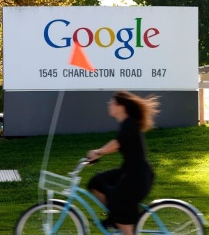 Funcionária do Google anda de bicicleta na sede da empresa, em Mountain View, nos EUA
