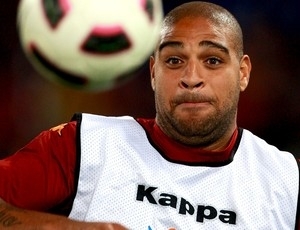 Adriano durante treino no Roma