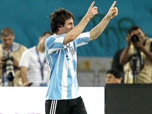 Messi comemora o gol da vitria sobre a Seleo no amistoso em Doha, no Qatar