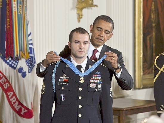O presidente americano, Barack Obama, entrega Medalha de Honra ao sargento Salvatore Giunta