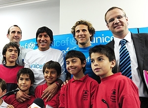 Zamorano(esq.) e Forln (dir.) participam de atividade beneficente da Unicef, em Santiago, no Chile