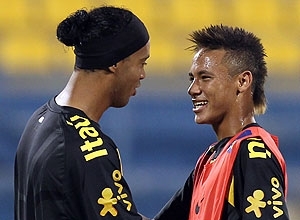 Ronaldinho e Neymar conversam durante treino da seleo em Doha