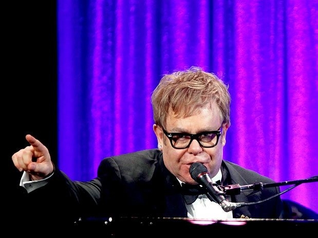 No show realizado em Npoles, Elton John cantou 