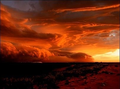 A foto de setembro mostra uma tempestade se formando durante o pr-do-sol perto de Port Hedland, oeste da Austrlia