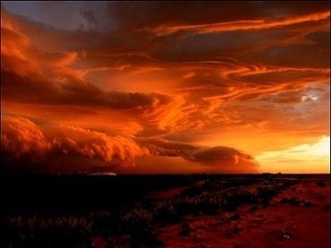 A foto de setembro mostra uma tempestade se formando durante o pr-do-sol perto de Port Hedland, oeste da Austrlia 