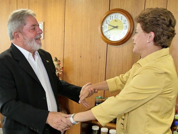 Dilma, ao lado de Lula, pouco antes de conceder entrevista em Braslia