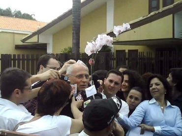 O senador Eduardo Suplicy presenteou a presidente eleita, Dilma Roussef, com flores