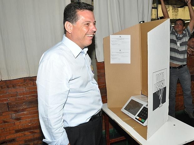 O governador eleito Marconi Perillo (PSDB) na votao do 2 turno em Palmeiras de Gois
