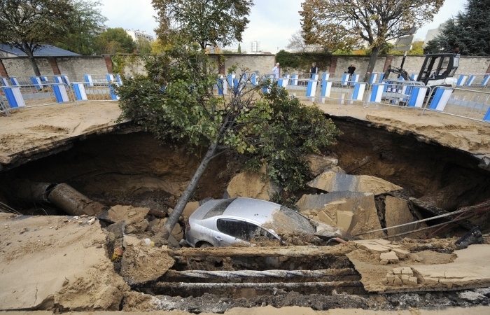Carro e rvore foram parar dentro de cratera de 5 m de profundidade aps rompimento de adutora na Frana