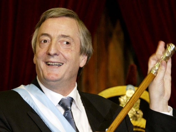 O ex-presidente argentino Nstor Kirchner brinca ao tomar posse de seu primeiro mandato, em 25 de maio de 2003.