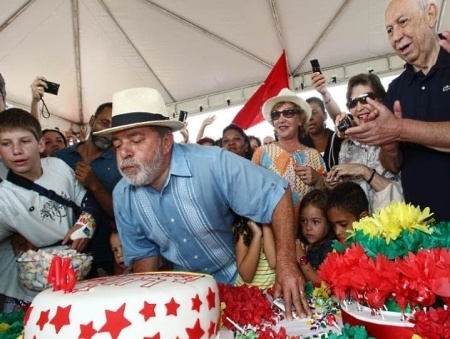 No ano passado, Lula comemorou o aniversrio ao lado do vice, Jos Alencar, e da primeira-dama, Marisa Letcia