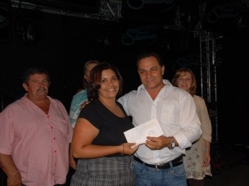 Prefeito Juvenal Alexandre entrega prmio a uma das vencedoras da categoria gospel do festival.