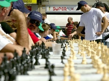 Alik Gershon (dir.) disputa 525 partidas de xadrez simultneas na tentativa de entrar para o Guinness Book