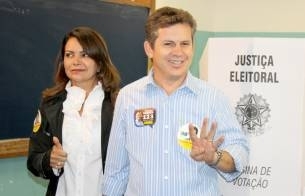 O candidato Mauro Mendes e sua esposa durante a votao: otimismo 