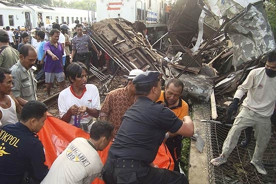 Coliso de trens matou ao menos 28 na Indonsia; equipes de resgate retiram passageiros presos nas ferragens