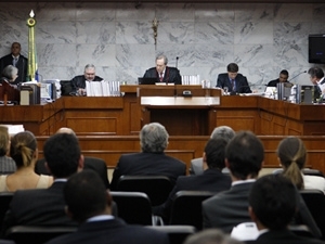 Ministros do TSE decidiram pela divulgao dos votos dos candidatos barrados pela Justia.