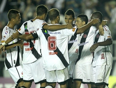 Jogadores do Vasco comemoram unidos mais uma vitria