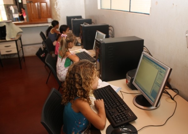 Aula de informtica proporciona aos alunos conhecer uma das ferramentas mais importantes do mundo moderno.