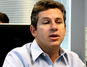 Mauro Mendes, acompanhado do candidato a vice Otaviano Pivetta (PDT), esclarece o que motivou sustar cheque  