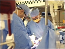 O cirurgio John Elefteriades realiza cirurgia com induo de hipotermia