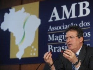 Presidente da Associao dos Magistrados Brasileiros, Mozart Valadares Pires, divulga pesquisa sobre o perfil do eleitor
