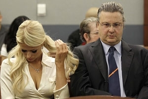 Paris Hilton ouve a sentena que a condenou por posse de cocana e obstruo da lei