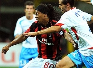 Em boa fase, Ronaldinho Gacho foi vigiado de perto pelos defensores do Catania 