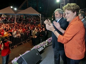 O presidente Lula e a candidata Dilma Rousseff em comcio em Joinville nesta segunda (13)