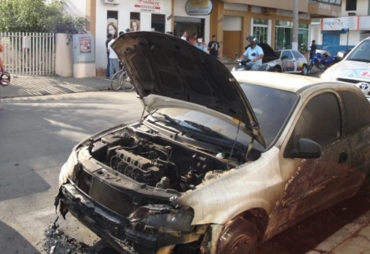 Vereador Messias di Caprio tem dois carros incendiados na madrugada desta segunda