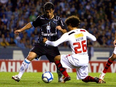 Douglas foi o autor do primeiro gol gremista na vitria diante do Atltico-GO