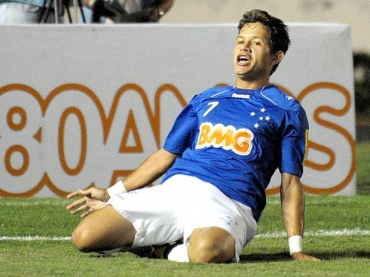 Everton comemora gol da vitria do Cruzeiro sobre o Inter