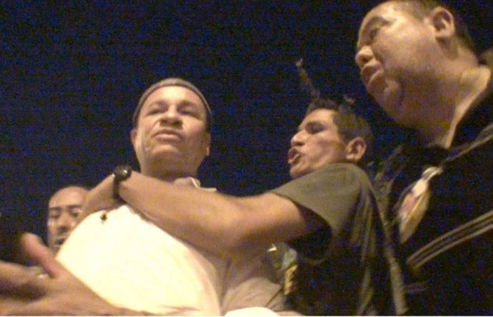 Um segurana de Mauro Mendes d uma grava no reprter Gulherme; candidatos presenciaram a agresso