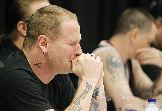 Durante entrevista coletiva, integrantes do Slipknot choram a morte do baixista Paul Gray em maio deste ano